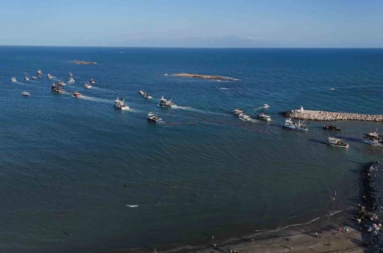 Adana’da tekneler Küresel Sumud Filosu’na destek için Akdeniz’e açıldı 