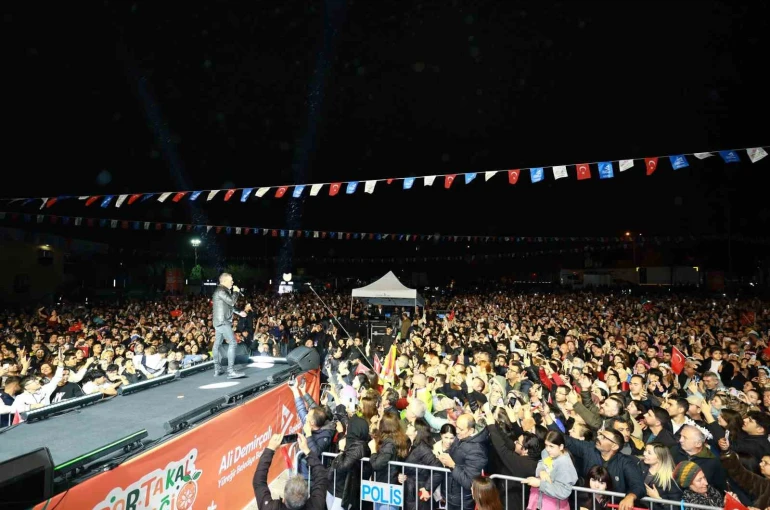 Adana’da yağmur altında Haluk Levent coşkusu