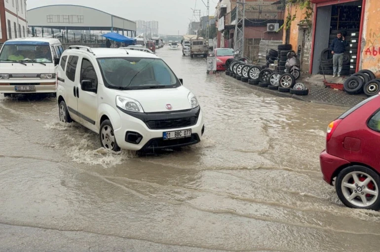 Adana’da yağmur hayatı olumsuz etkiledi: Semt pazarı göle döndü