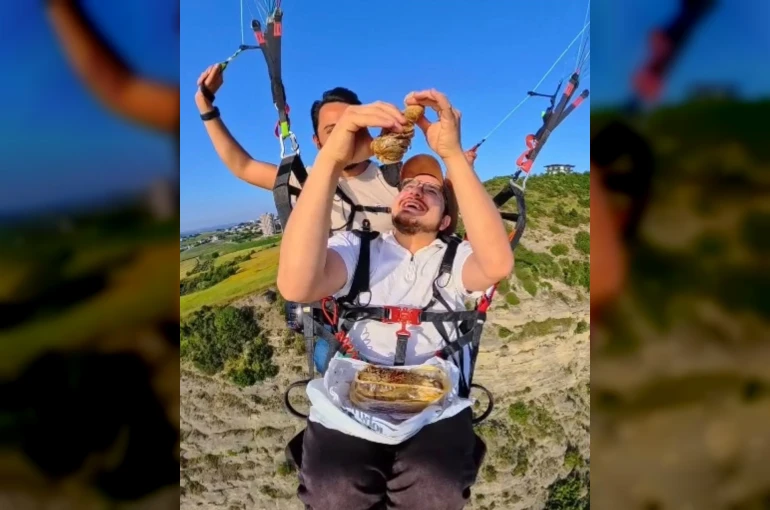 Adana’da yamaç paraşütünde şırdan keyfi: "Adanalı havada da yer" 