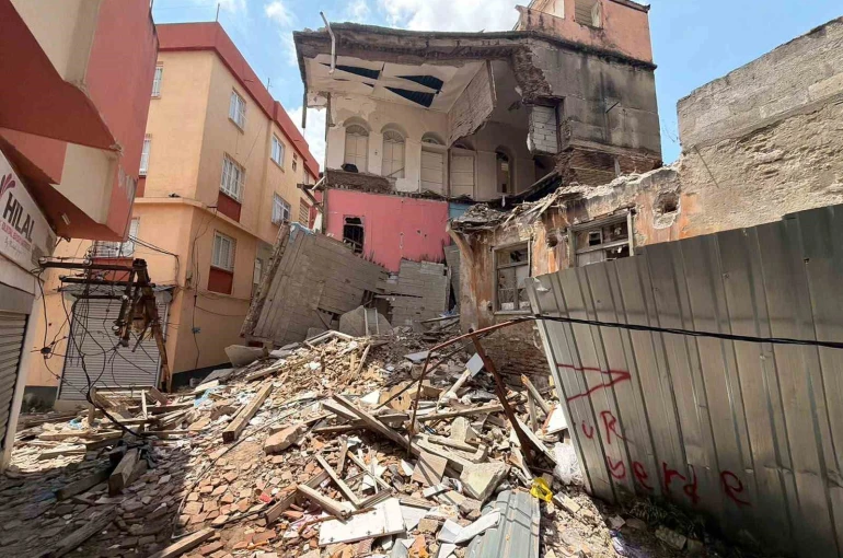 Adana’da yıkılan metruk binanın enkazı 48 gündür kaldırılmadı 