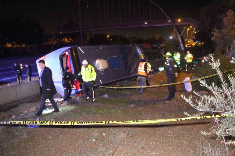 Adana’da yolcu otobüsü devrildi: 8 yaralı 