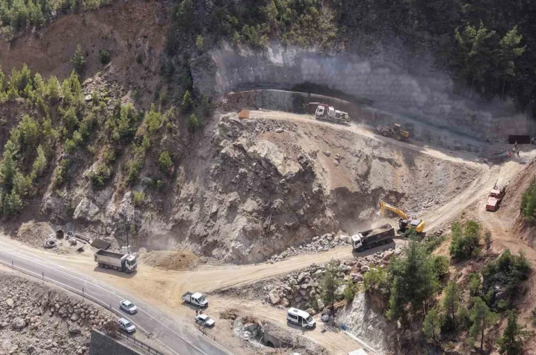 Adana’daki ‘Heyelan Islahı ve Tünel Projesi’nde ilk kazma vuruldu 
