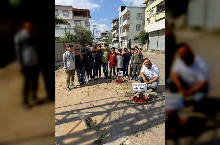 Adana’nın köstebek yuvasına dönen yollarına çiçek diktiler 