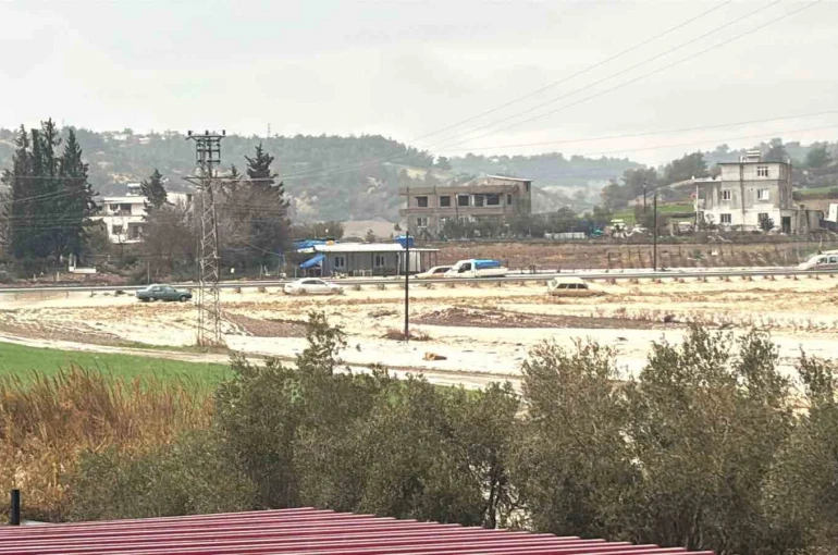 Adana’yı sağanak vurdu: Göle dönen caddelerde araçlar mahsur kaldı