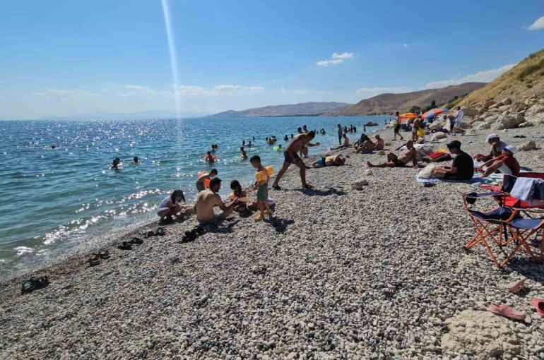 Adilcevaz plajları tıklım tıklım