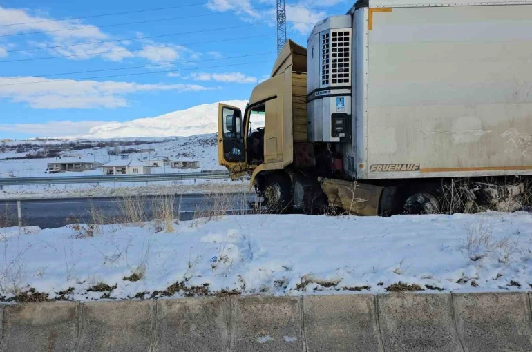 Adilcevaz’da karpuz yüklü tır kaza yaptı: 1 yaralı 
