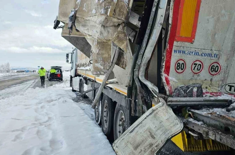 Adilcevaz’da tırlar çarpıştı 