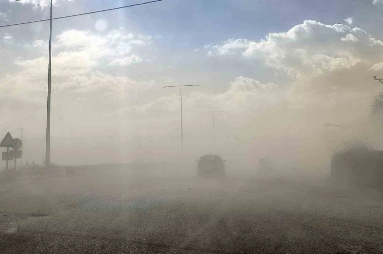 Adilcevaz’da toz bulutu etkili oldu 