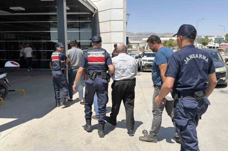 Adıyaman’da dehşet görüntüler: Kamyonetle çarptığı şahsı metrelerce fırlattı