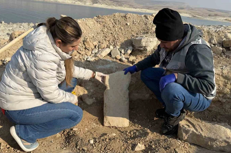 Adıyaman’da, Göbeklitepe’deki ‘T’ şekilli taşların benzeri ortaya çıktı 