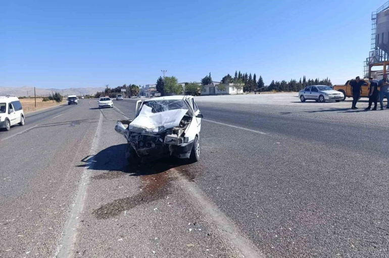 Adıyaman’da iki otomobil çarpıştı: 4 yaralı