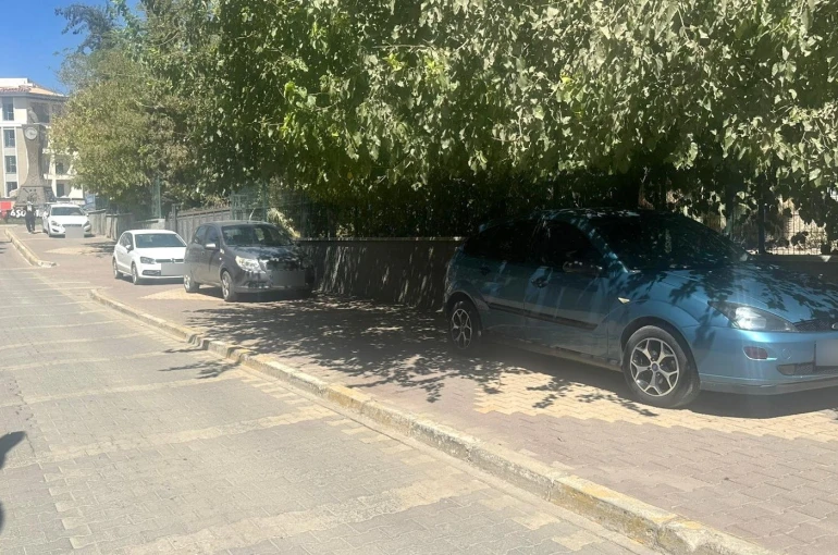 Adıyaman’da kaldırımlar otoparka döndü 