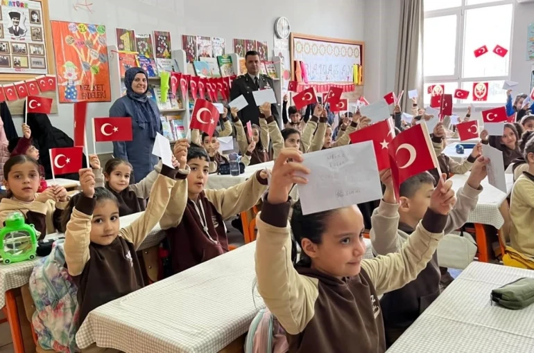 Adıyaman’da öğrencilerden Mehmetçiğe anlamlı mektup 