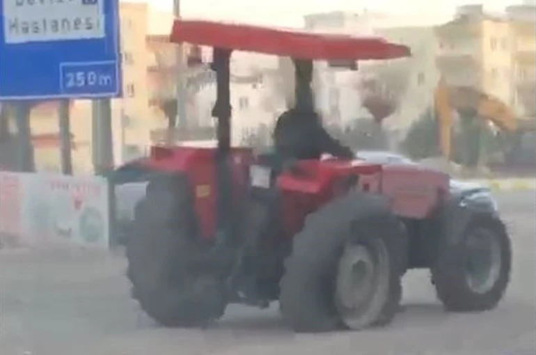 Adıyaman’da şaşkına çeviren görüntü: Traktör 3 tekerle ilerledi