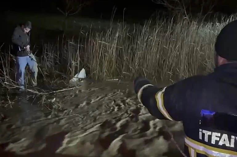 Adıyaman’da sele yakalanan araç suya gömüldü