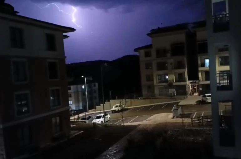 Adıyaman’da şimşekler geceyi aydınlattı 
