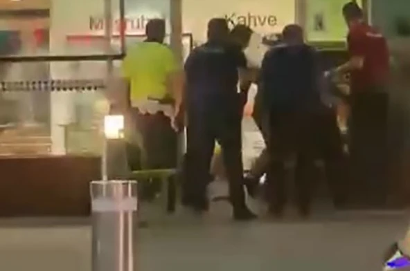 Adnan Menderes Havalimanında hareketli anlar: 4 polis bıçaklandı 