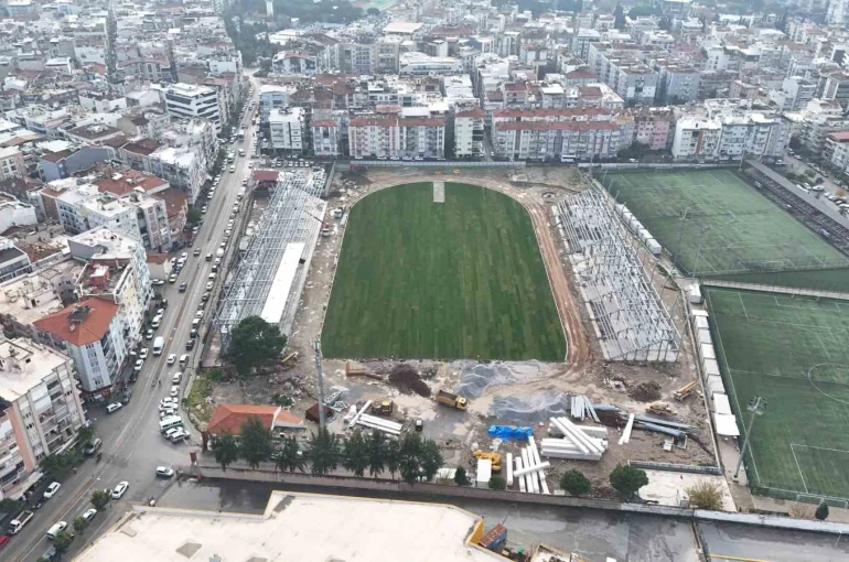 Adnan Menderes Stadyumu’nda çim serildi 