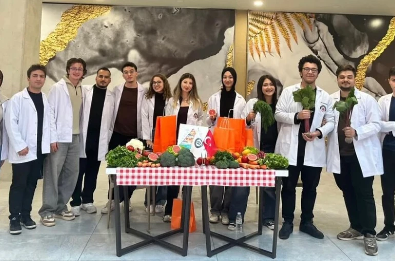 ADÜ Tıp fakültesi öğrencilerinden sağlıklı beslenme farkındalık etkinliği 