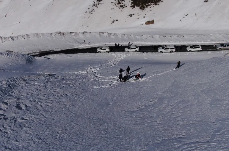 AFAD, Bahçesaray yolunda çığ incelemesi yaptı 