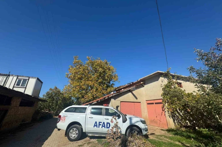 AFAD ekipleri, Eğirdir’de obruk oluşan elma bahçesinde inceleme yaptı 