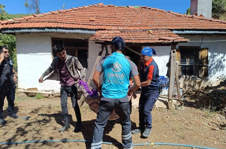 AFAD ve UMKE ekipleri yaşlı vatandaşları tahliye etti 