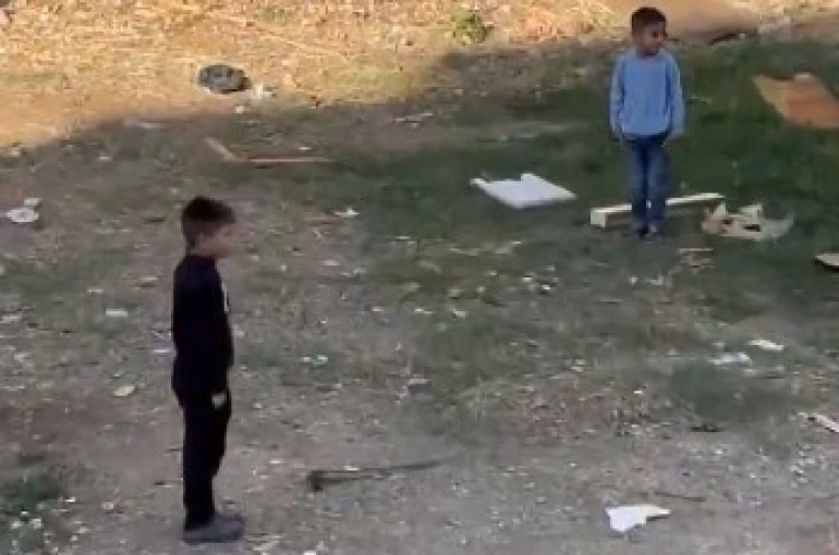 AFAD’ın siren testi sırasında çocuklar esas duruşa geçti 