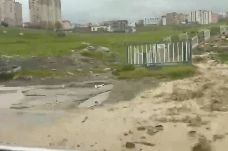 Afetin ortasında tehlikeli oyun: Çocuklar sel sularında oynadı 