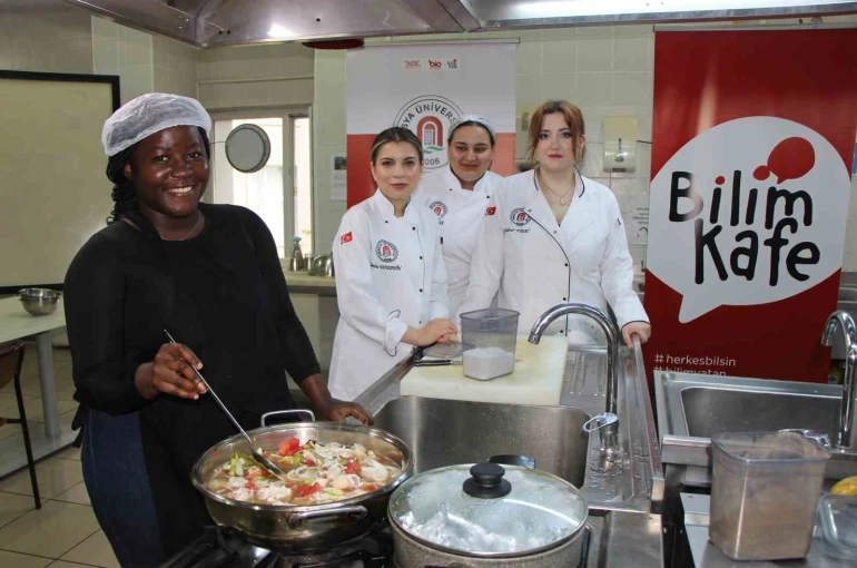 Afrikalı üniversitelilerin favori yemekleri: Yaprak dolması ve mercimek çorbası 
