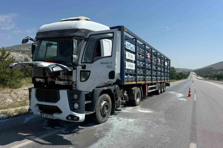 Afyonkarahisar’da Aygaz marka tüp yüklü tırın motorunda yangın 