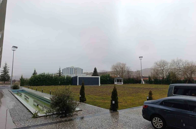 Afyonkarahisar’da beklenen kar yağışı başladı 