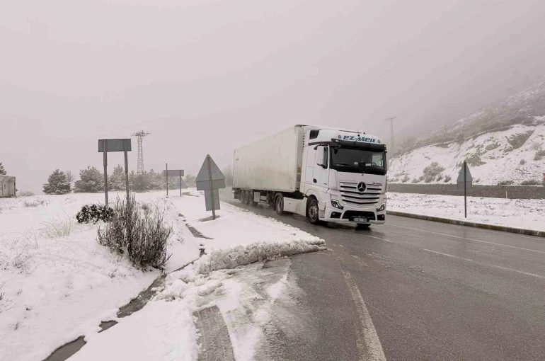 Afyonkarahisar’ın yüksek kesimlerinde kar yağışı etkili oldu
