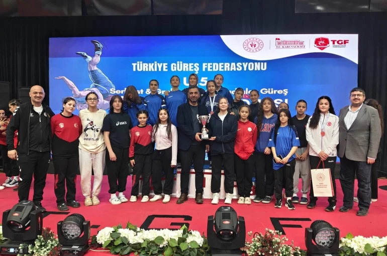 Afyonkarahisar’lı sporcular Kars’taki güreş şampiyonasından madalyalarla döndü 