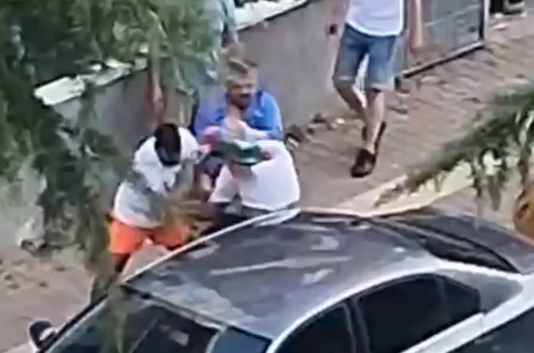 Ağabeyini darbedeni bıçakladı: O anlar kamerada 