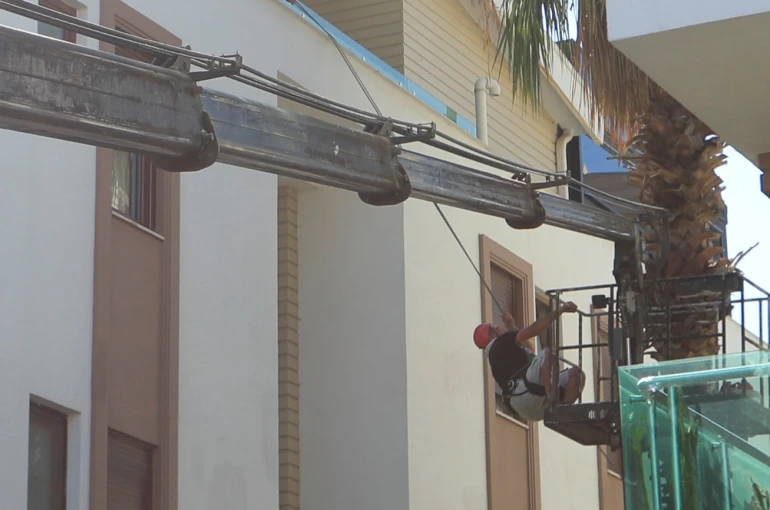 Ağaç budanması için kiralanan vinç yan yattı