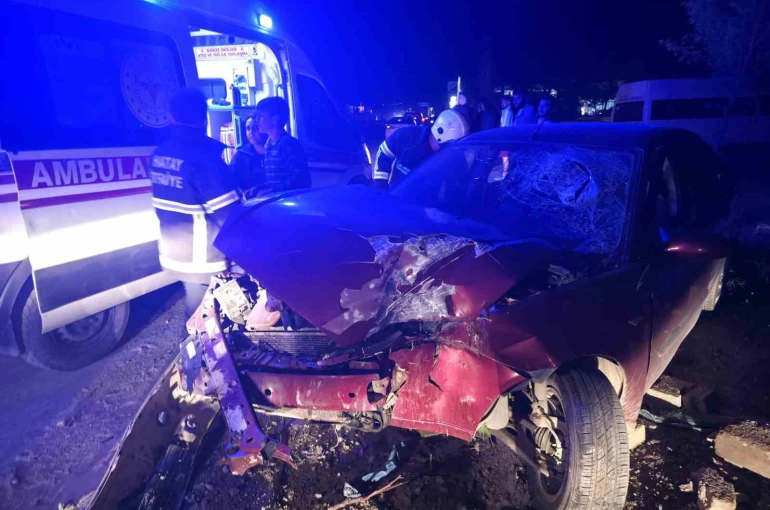 Ağaca çarpan otomobil hurdaya döndü: 3 yaralı 