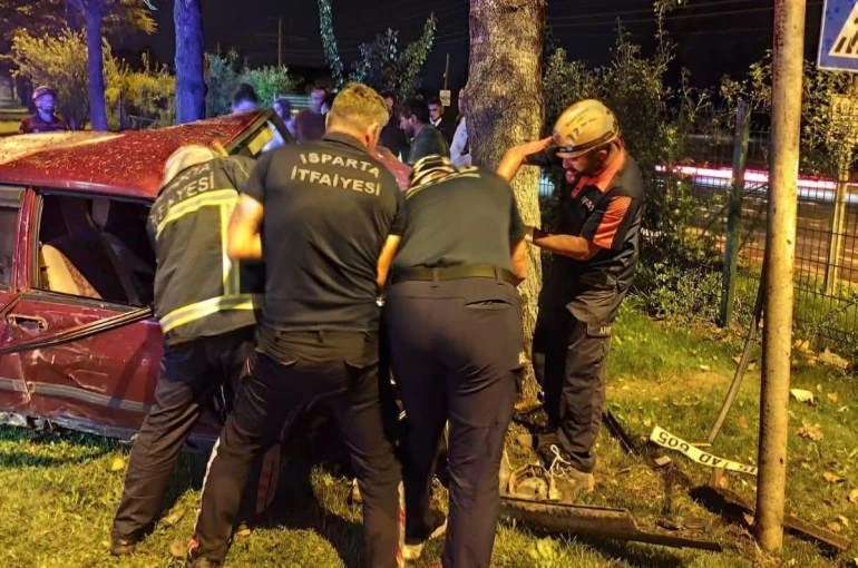 Ağaca çarpan Tofaş otomobilin sürücüsü yaşamını yitirdi