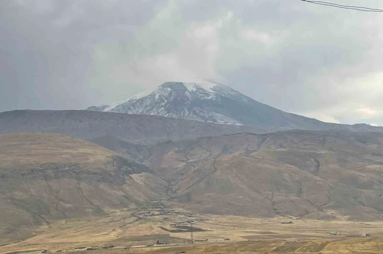 Ağrı Dağı beyaza büründü 