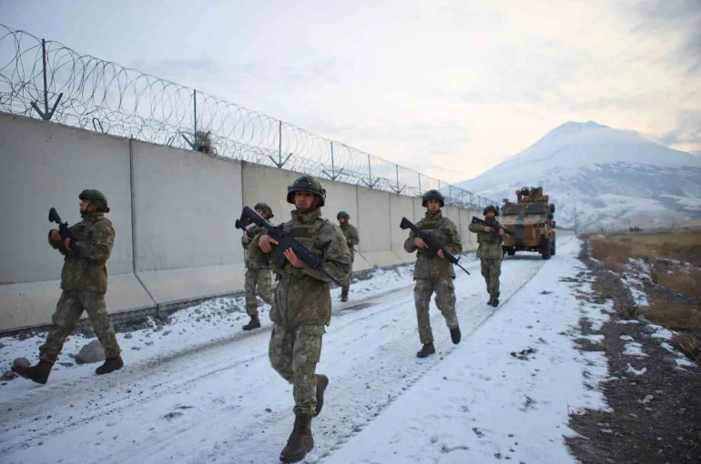 Ağrı Dağı eteklerinde görev yapan Mehmetçik yeni yıla vatan nöbetinde girdi 