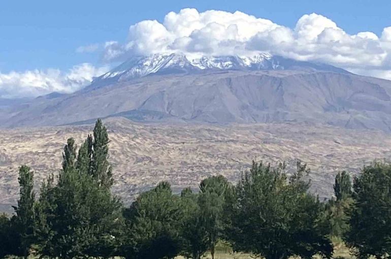 Ağrı Dağı’na mevsimin ilk karı yağdı 