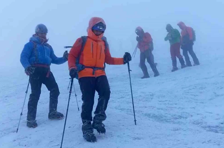 Ağrı Dağı’nda kar ve fırtına, dağcılara zorlu anlar yaşattı 