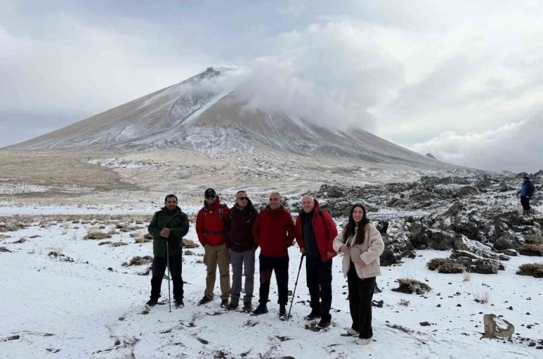 Ağrı Dağı’nda kar yağışına rağmen 27 dağcı tırmanışa geçti 