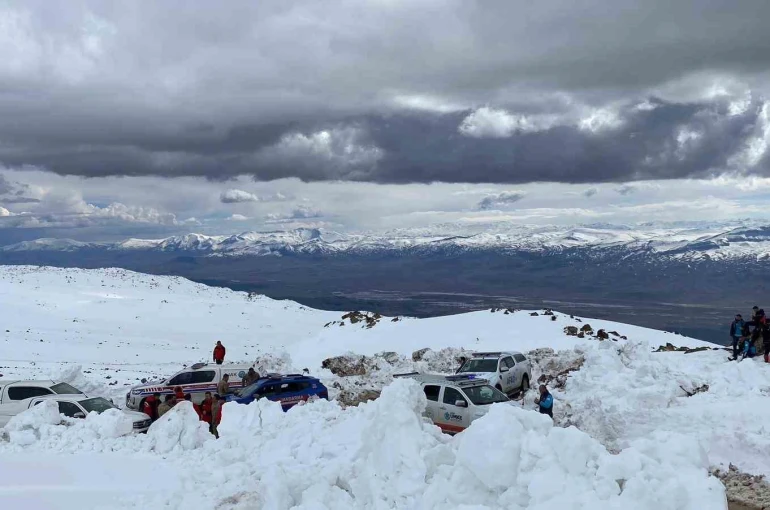 Ağrı Dağı’nda kaybolan kadın dağcıyı arama çalışmaları sürüyor 