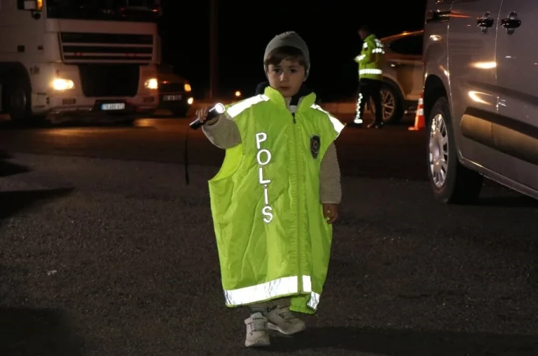 Ağrı girişinde minik polis dikkat çekti 