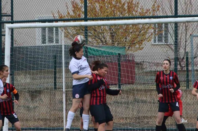 Ağrı Kadın Futbol Takımı, Erzincan’ı 5-0 mağlup etti 