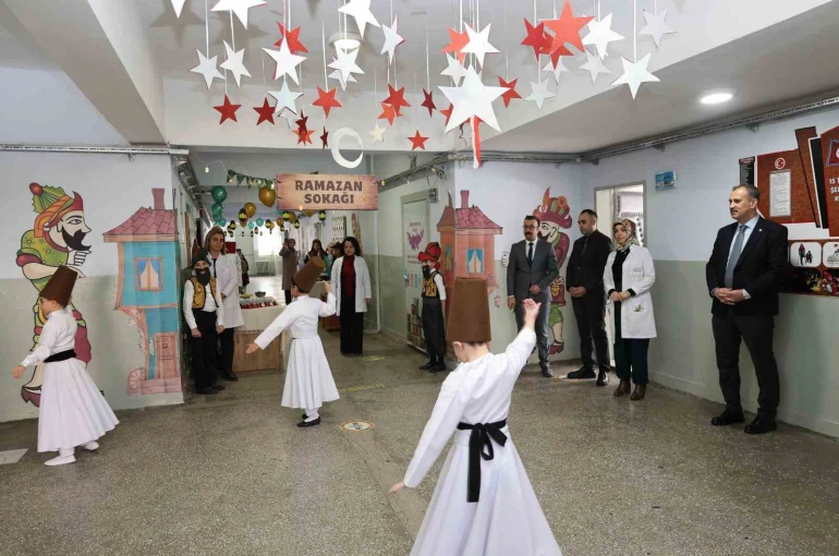 Ağrı Valisi Bozkurt, Ramazan etkinliklerinde öğrencilerle bir araya geldi