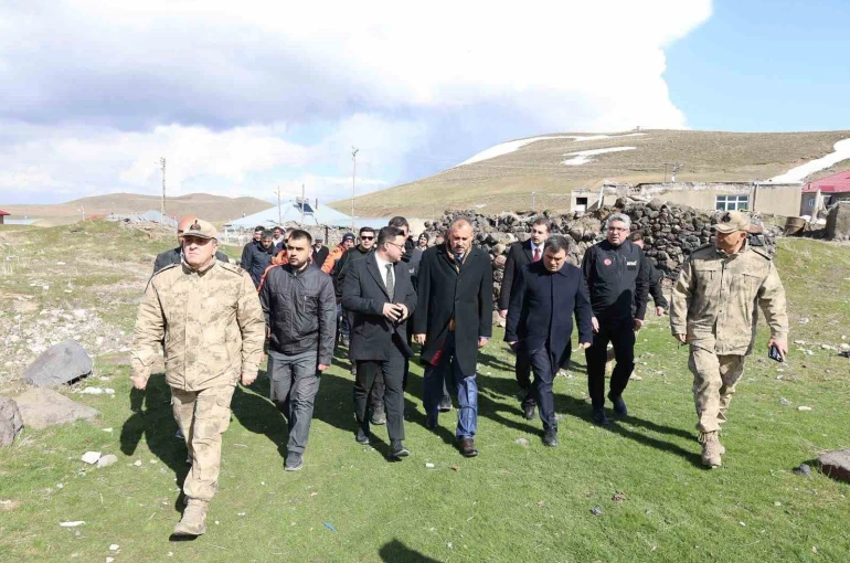 Ağrı Valisi Önder Bozkurt deprem bölgesinde 