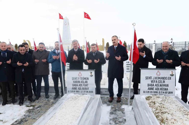 Ağrı Valisi Önder Bozkurt görevine şehitlik ziyaretiyle başladı 