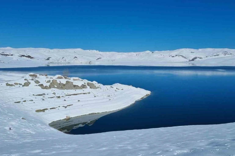 Ağrı Yazıcı Barajı’nda buzlar çözüldü, kartpostallık manzara oluştu